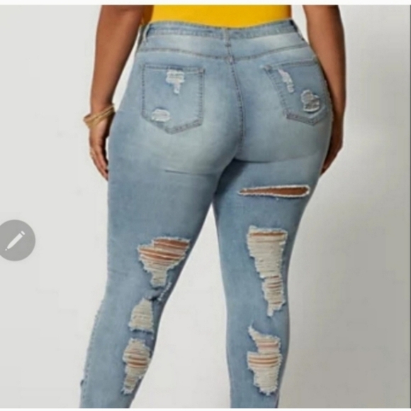 🍂🍁Like new Fashion to figure distressed skinny jeans 18 - Picture 2 of 5